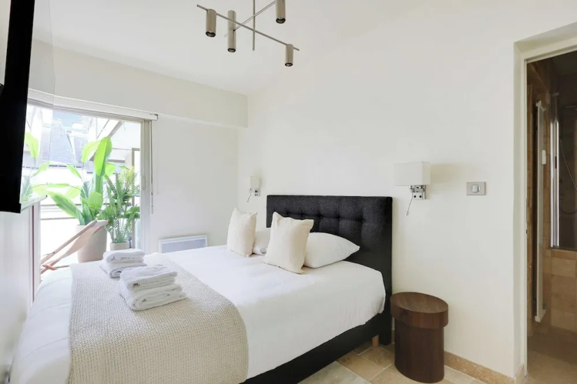 Chic Apartment - 1br/4p - Places des Vosgues — отель в Париже, Франция