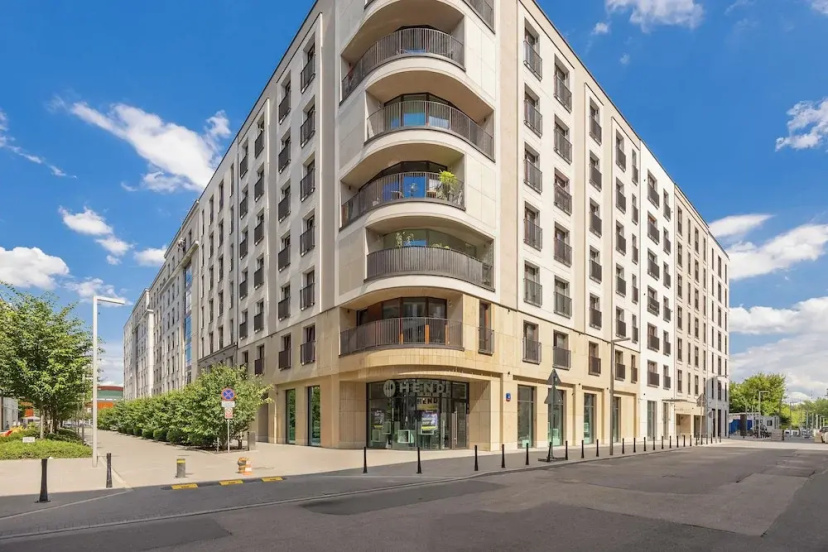 Spacious Apartment for 4 by Renters — отель с удобствами в Варшаве