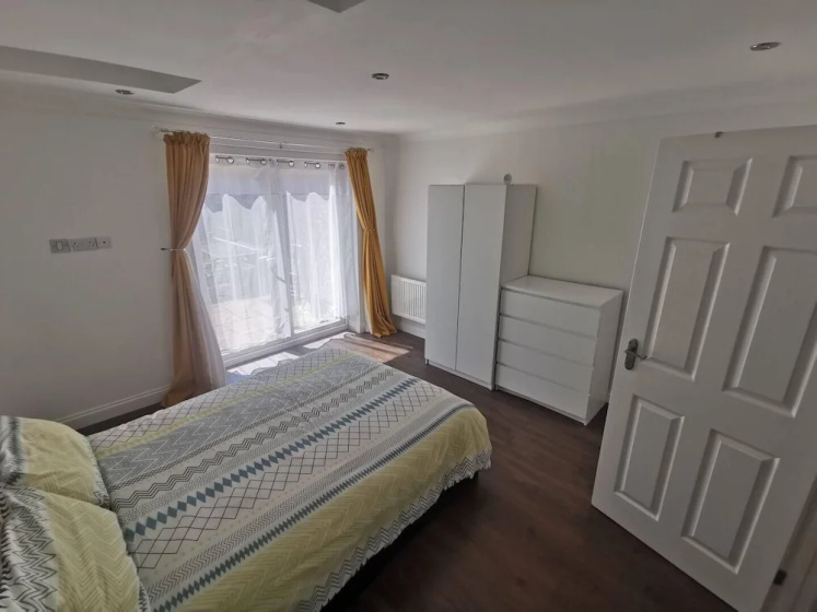 Romford Retreat - Stylish Apartment Stay — забронировать отель в Лондоне