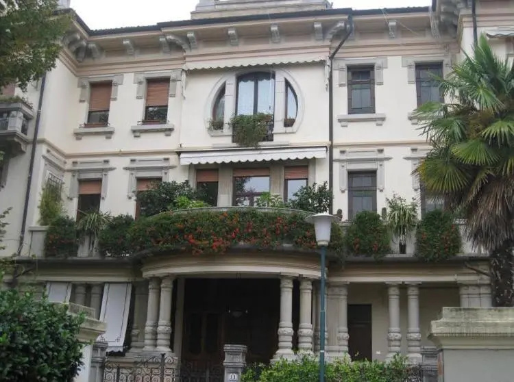 Stylish Penthouse Apartment in Venice Lido, 10 minutes from Saint Marks Square — отель в Венеции, Италия