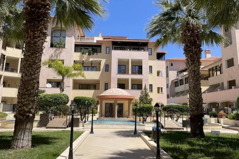 2 Bed Townhouse Sleeps 4 - Pool - Patio & Balcony — забронировать отель в Пафос