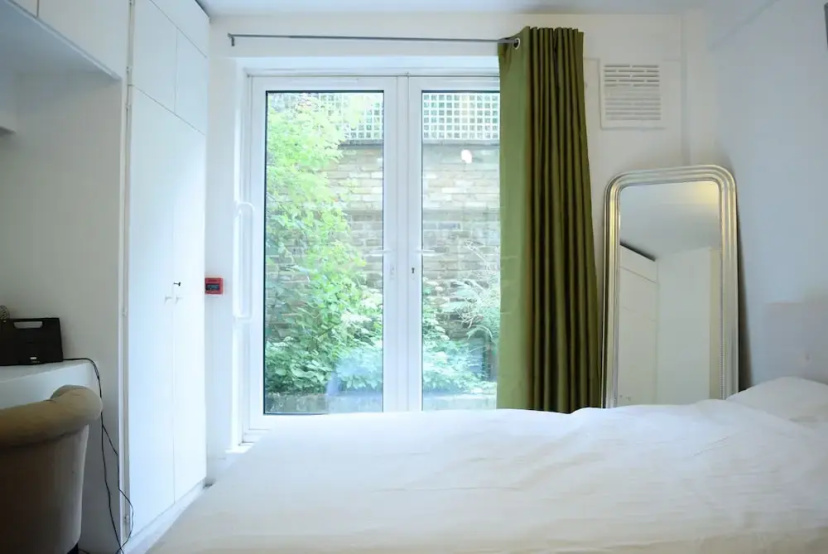 2 Bedroom Garden Flat Next to Portobello Market — забронировать отель в Лондоне