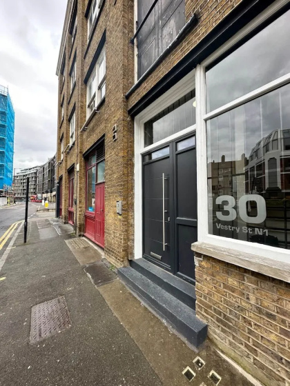 Цены на New Spacious Studio in Old St в Лондоне