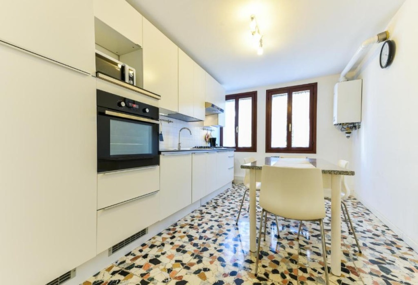 Mimosa Apartment — забронировать отель в Венеции