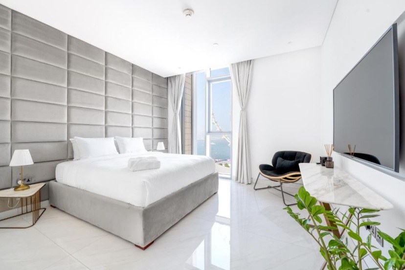 Spectacular 3 BR condo with maids room facing the Dubai Eye — отель с удобным расположением в Дубае