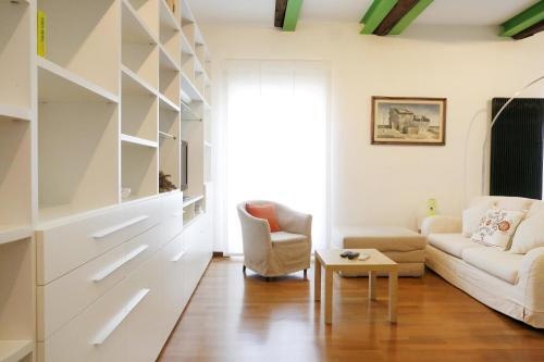Historical Apartment near Spanish Steps — отель с удобствами в Риме