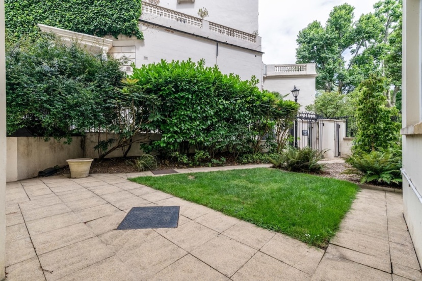 Canal Crescent Charm Flat With Stunning Views, Little Venice — отель с удобствами в Лондоне