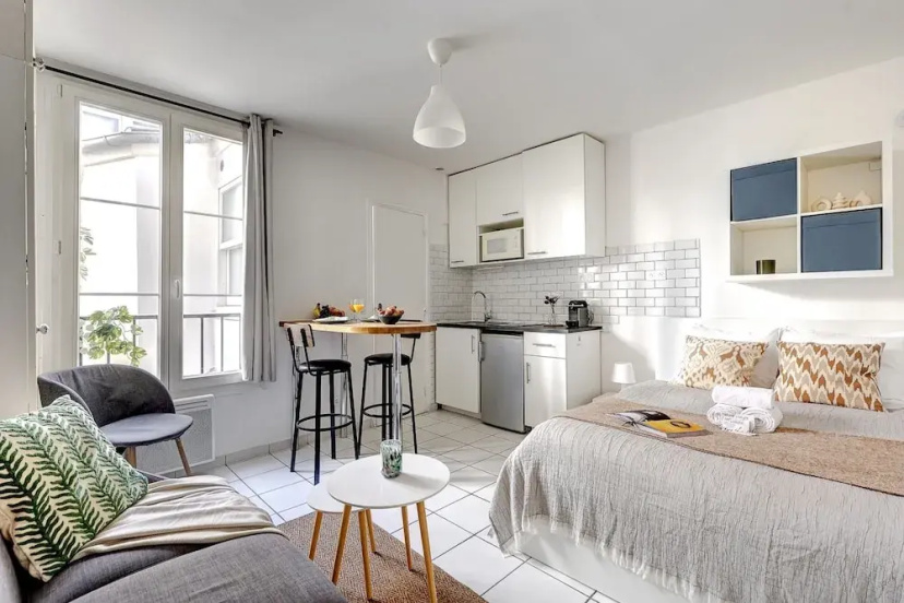 Cozy Studio by the Eiffel Tower - For 2 — отель с удобным расположением в Париже