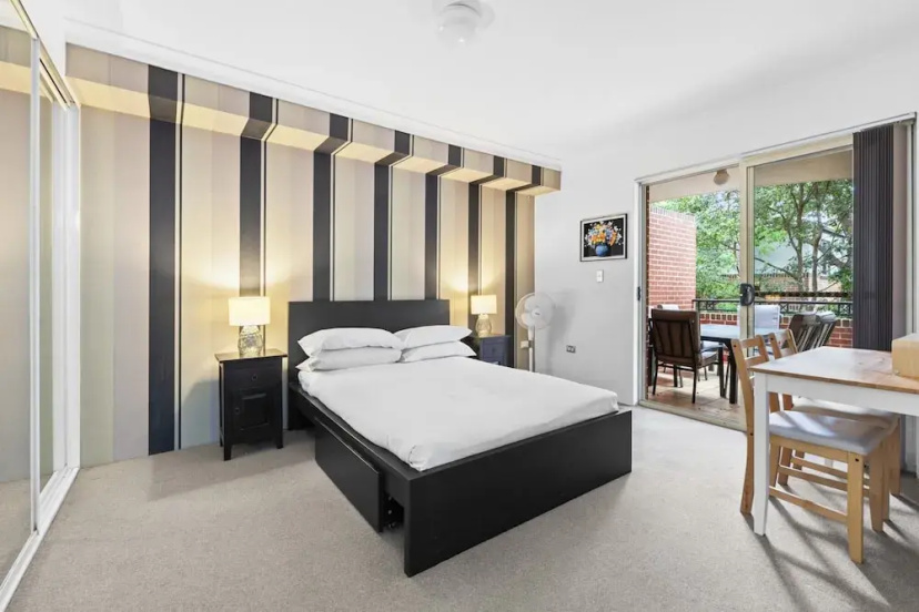 Bright Marrickville Flat With Balcony & Parking — забронировать отель в Сиднее