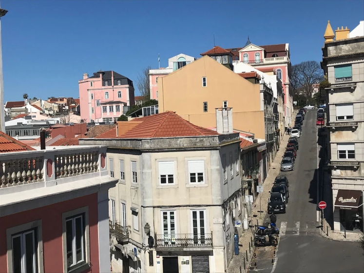 Beautiful Flat with Great View in Prime Location — отель с удобствами в Лиссабоне