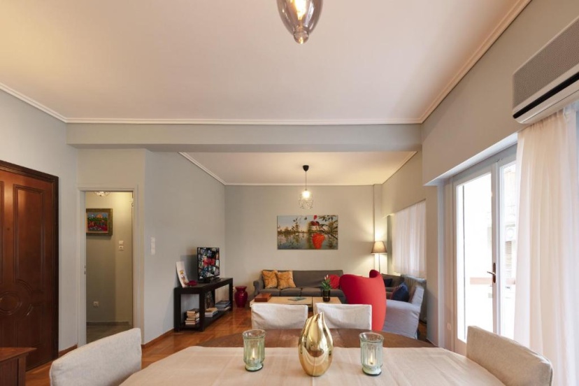 Spacious 3 Bedroom apt near Acropolis museum — отель с удобным расположением в Афины