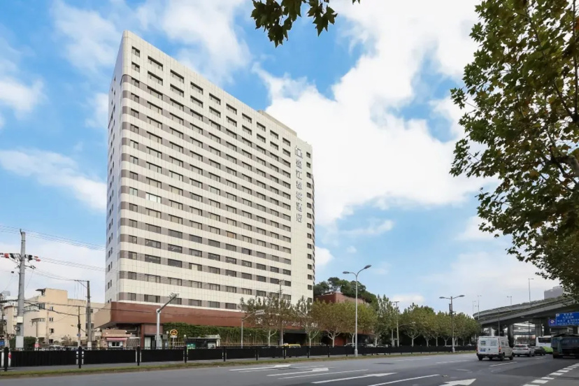 JinJiang Metropolo Hua Ting Guest House 3 — отель в Шанхае, Китай