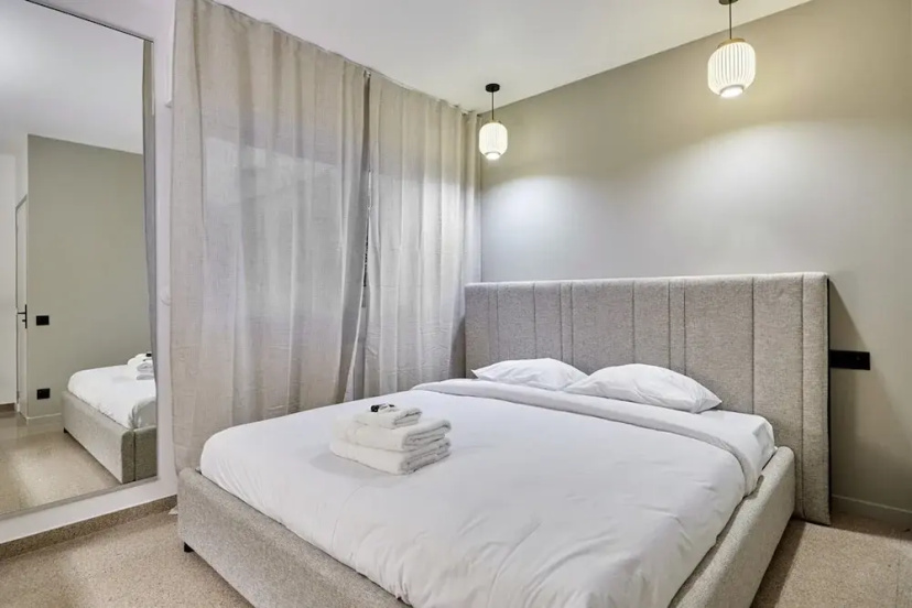 Superb Parisian Apartment / Pere Lachaise — забронировать отель в Париже