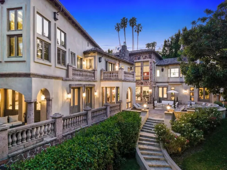 Carolwood - Modern Tuscan Villa With Rolling Lawns and Loggia in Holmby Hills — отель с удобствами в Лос-Анджелесе