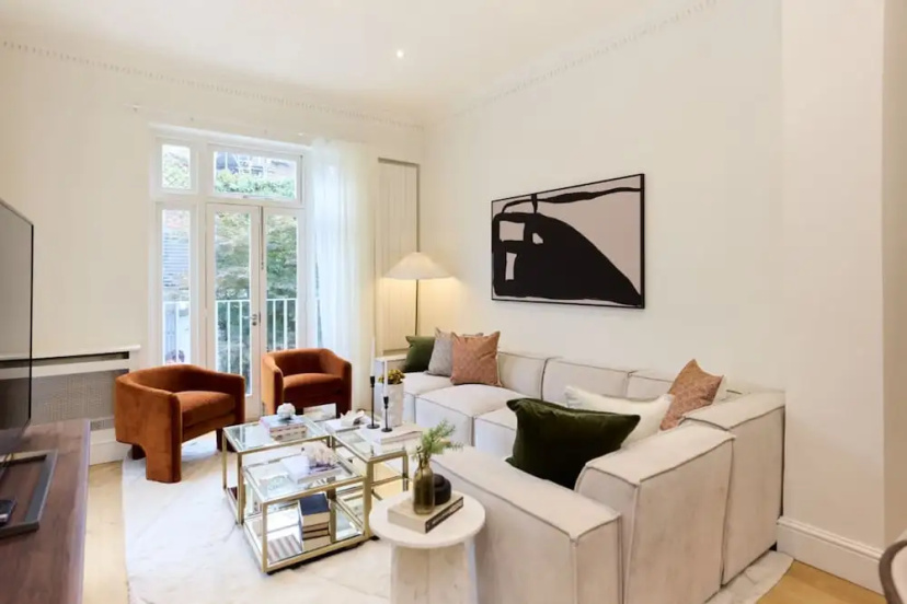 The Kensington Palace Hideout - Homely 5bdr House With Patio and Balcony — забронировать отель в Лондоне