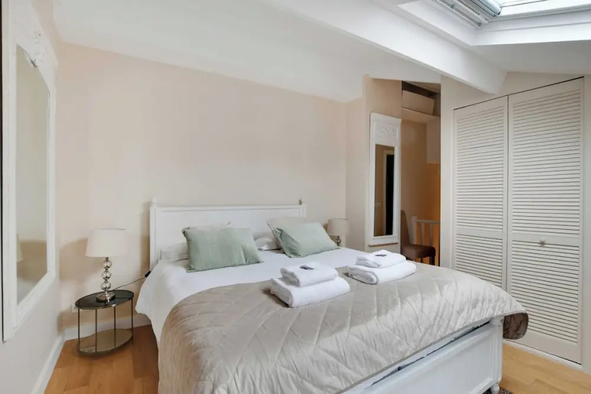 Chic Apartment - 1br/4p - Near the Louvre — комфортный отель в Париже