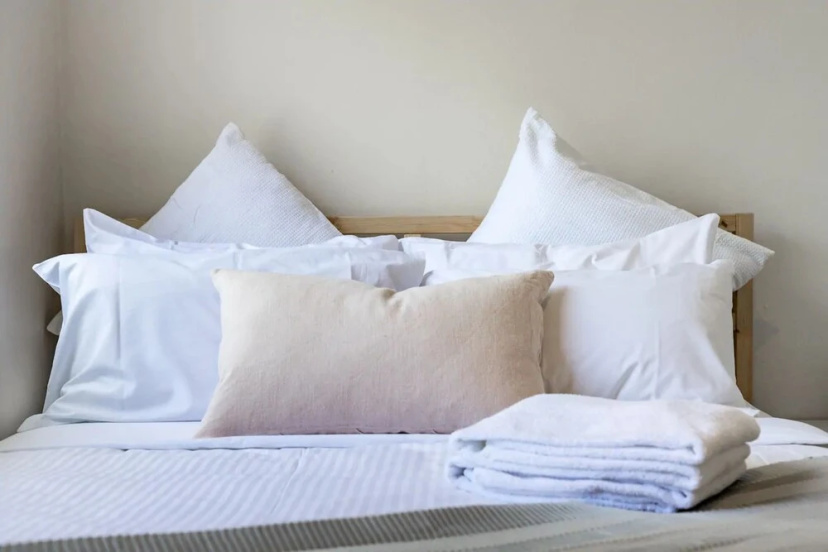 Chic 1 Bedroom Apartment With Parking in the Heart of Paddo — отель с удобствами в Сиднее