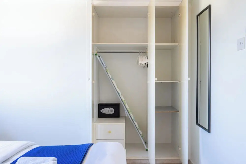 Lazuli 1-BR W Pool & Balcony in Larnaca — комфортный отель в Ларнака