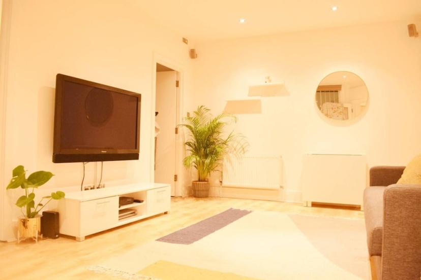 Cosy 1 Bed Basement Flat in Shepherds Bush — отель с удобным расположением в Лондоне