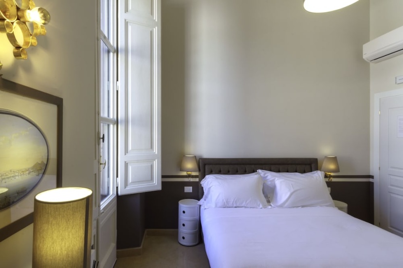 Residenza Molinari Suite&Rooms — отель с удобствами в Неаполе