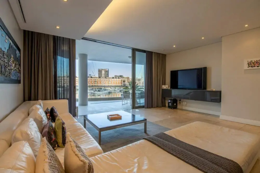 Executive Yacht View One Bedroom Marina Apartment - 309 — отель с удобным расположением в Кейптауне