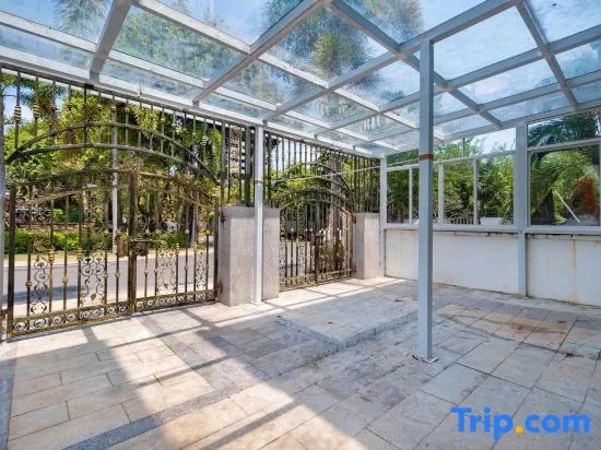 Weilai Harbor Pool Holiday Villa (Sanya Bay Phoenix Airport Branch) — отель с удобным расположением в Санье