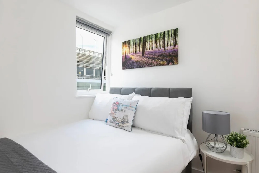 Skyvillion - Huge 4bed Apartment Wbalcony - Parking — отель с удобствами в Лондоне