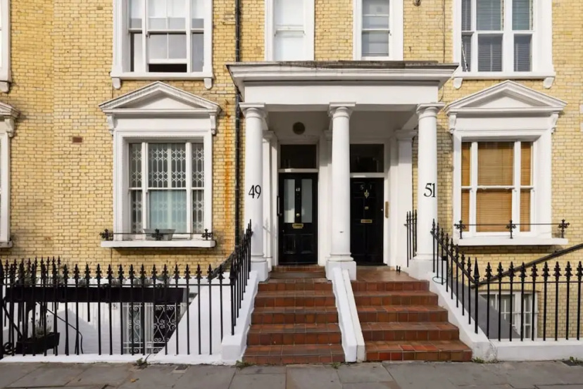 Цены на Chic Sunlit Earls Court Flat в Лондоне