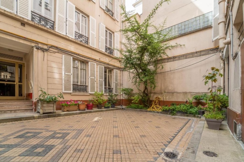 Beautiful 2-bedroom Apartment in South Pigalle — отель с удобным расположением в Париже