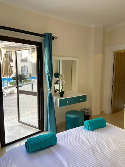 Chic Stylish Spacious Apt Poolside, Smarttv & Wifi 3 — отель в Хургаде, Египет