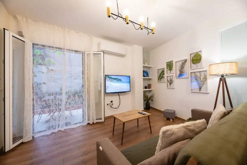 Quiet Apartment With a Garden at Exarcheia — комфортный отель в Афины