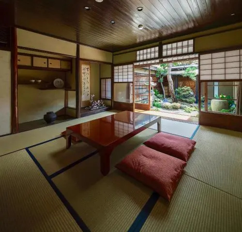 Campton Nishijin Vacation Rental — отель с удобным расположением в Киото