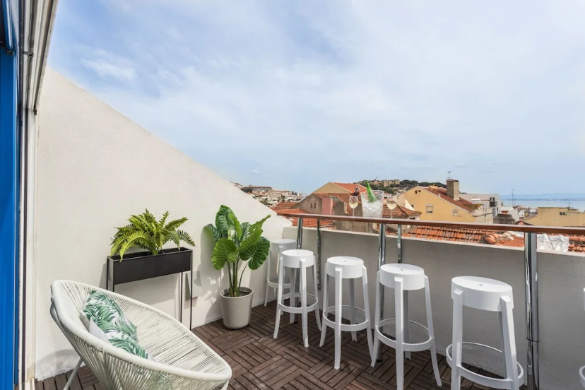 Rossio Penthouse Three-Bedroom Apartment w/ River View and Parking - b — забронировать отель в Лиссабоне
