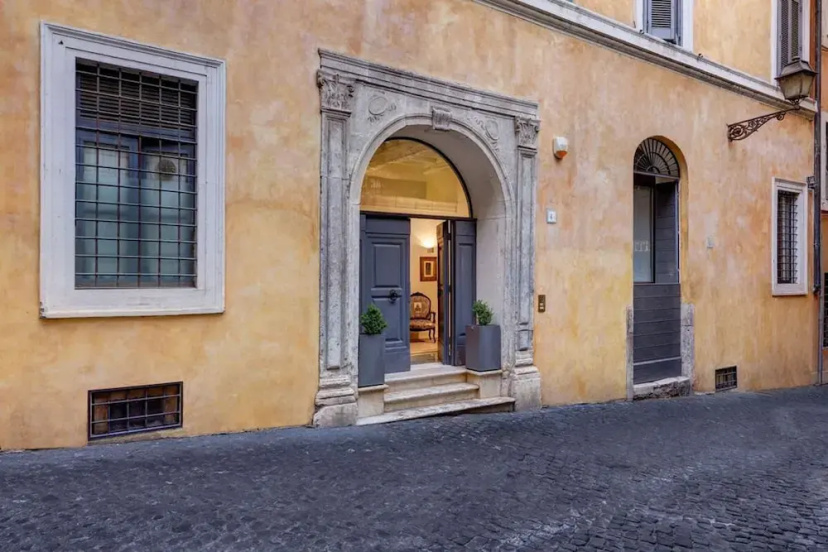 Цены на New Domus Historic Rome Palazzo Modern Luxury Near Piazza Navona в Риме