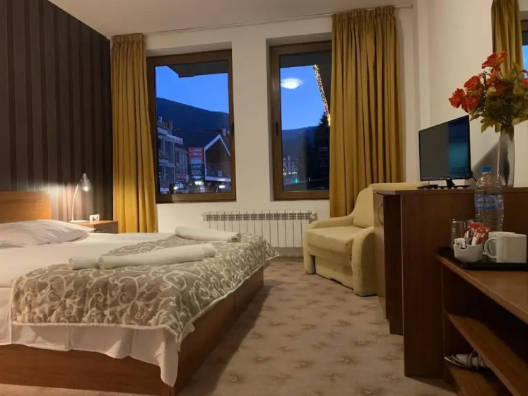 Room-granat Double Room 2- Next to Gondo — отель с удобствами в Банско