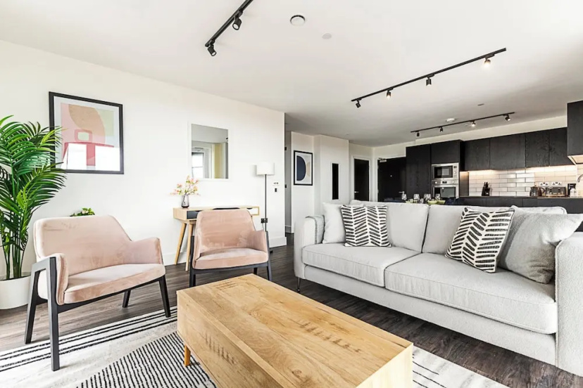 Chic and Sleek Sky-high Apartment — комфортный отель в Лондоне