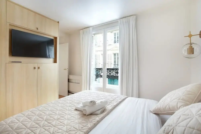 Цены на Luxurious and new Apartment in the Center of Paris в Париже