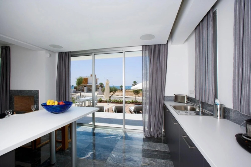 Paradise Cove Luxurious Beach Villas Aqua 2 Bedroom Villa — забронировать отель в Пафос