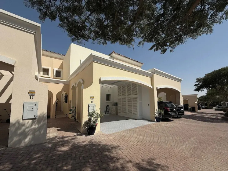 Luxury Short Term Stay 2BHK plus Maids - RANCHES — отель в Дубае, Объединенные Арабские Эмираты