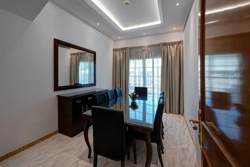 J5 Four Bedroom Villa in Mirdif — отель с удобным расположением в Дубае