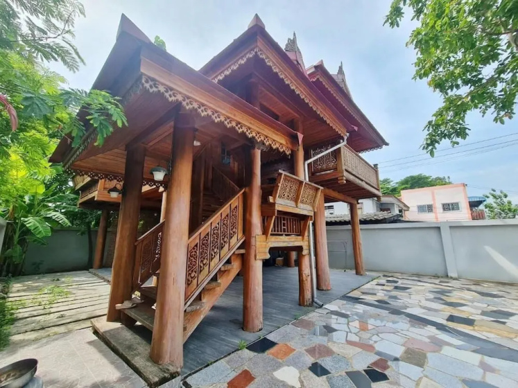 300 Years Old Wooden House w 3 Bedrooms and big Yard — забронировать отель в Бангкоке