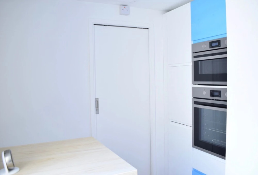 Bright 2 Bedroom Apartment With Private Patio — отель с удобным расположением в Лондоне