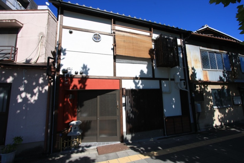 Guest House Karasuma — отель с удобствами в Киото