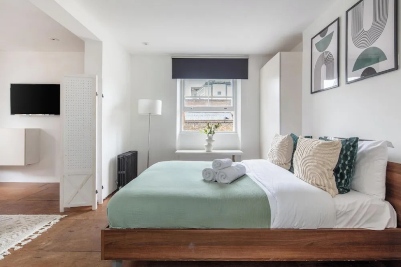 Chic 1BR by Goodge Street Station — забронировать отель в Лондоне
