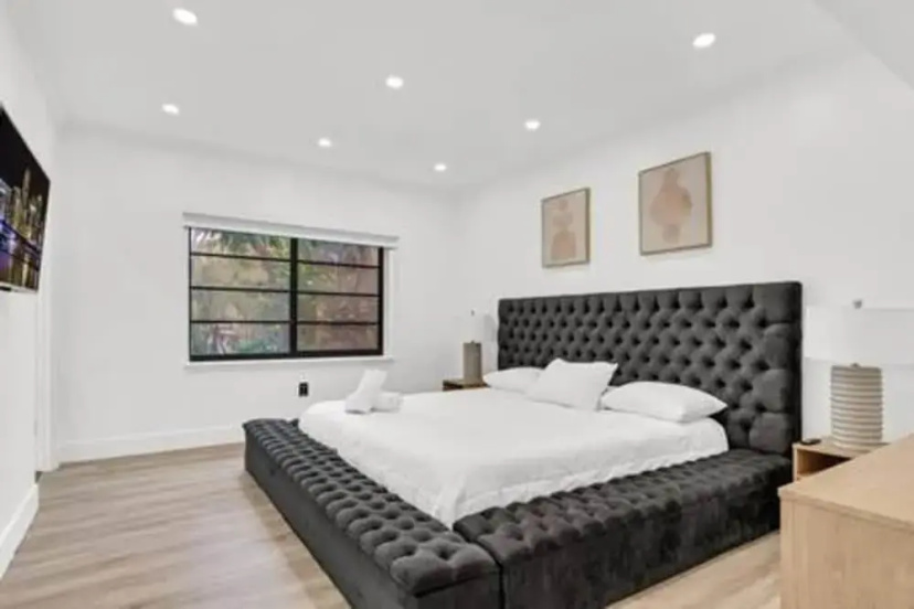1720 Wa Kee 2A Luxurious 4BR 3BA Retreat in Coconut Grove w Pool — комфортный отель в Майами