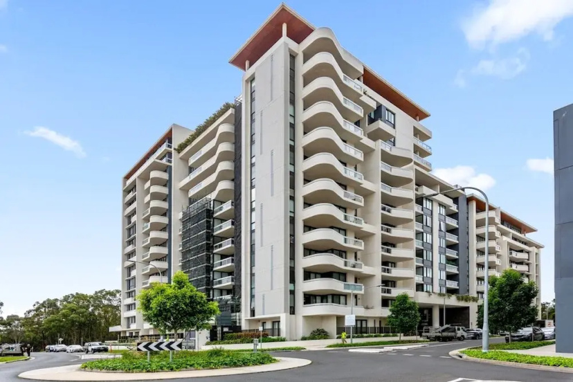 Luxe 2-bed: Modern Interiors, Balcony & BBQ Area — отель с удобным расположением в Сиднее