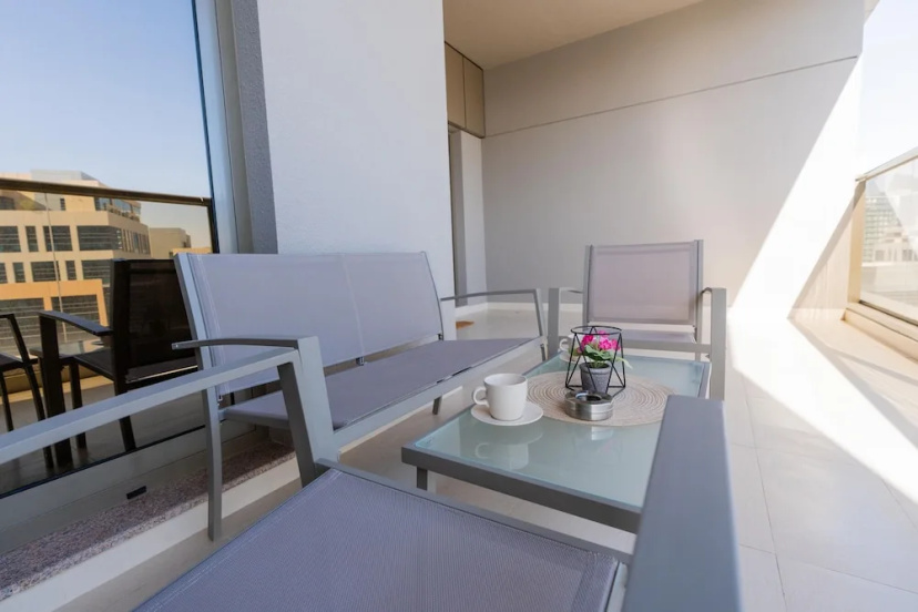 Whitesage - Elegant Apartment With Balcony in Downtown — отель с удобствами в Дубае