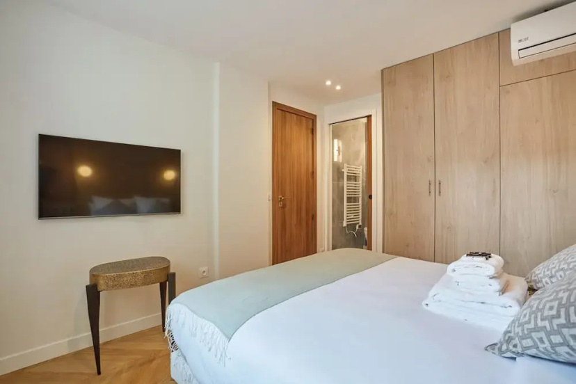 Цены на Apartment in the Center of Paris в Париже