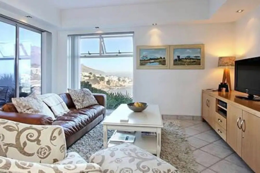 Holiday Apartment w Sea Views Pool CBT Suite — отель с удобным расположением в Кейптауне