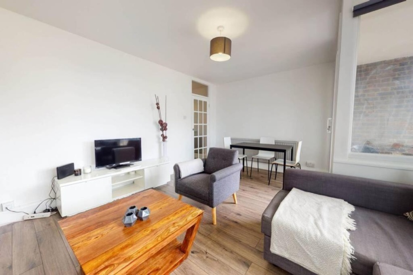 Цены на Amazing 3 Bedroom Flat - 4mins to tube station в Лондоне